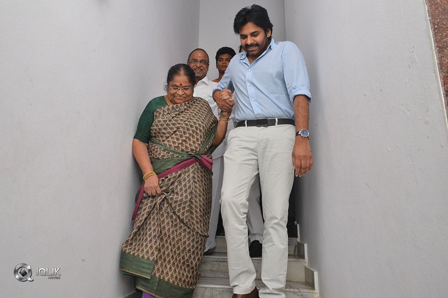 Pawan-Kalyan-Mother-Donation-For-Janasena-Party